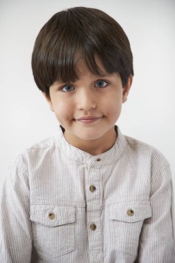 Mavi gözlü boy gülümseyerek portre