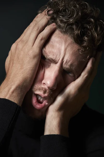 Uomo Stressante Che Tiene Testa Mano Vicino — Foto Stock