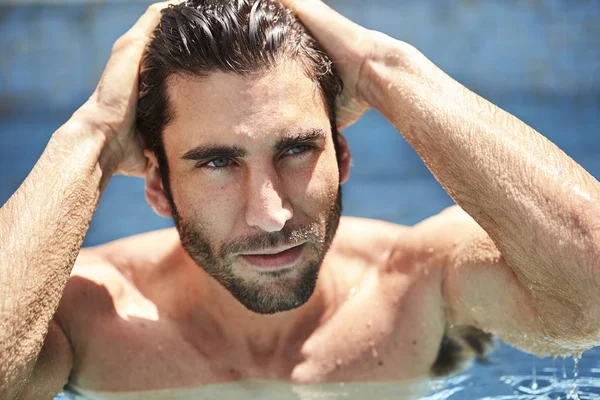 Bello Ragazzo Dagli Occhi Azzurri Piscina Vicino — Foto Stock