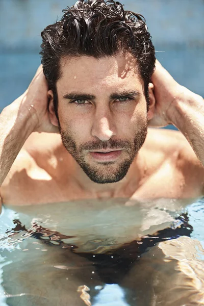 Bel Homme Dans Piscine Portrait — Photo