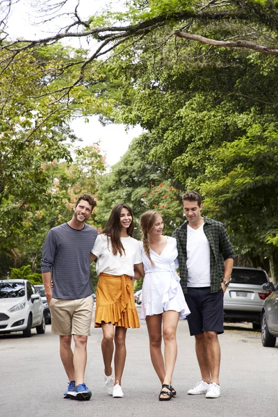 Amici Che Camminano Strade Sorridendo — Foto Stock