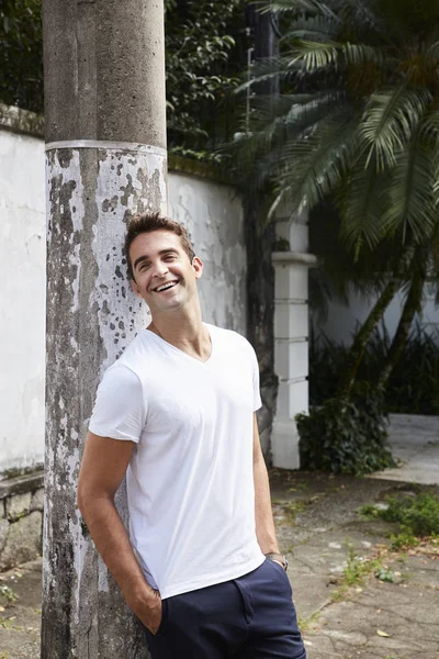 Sonriente Tipo Con Camiseta Inclinada Mirando Hacia Otro Lado — Foto de Stock