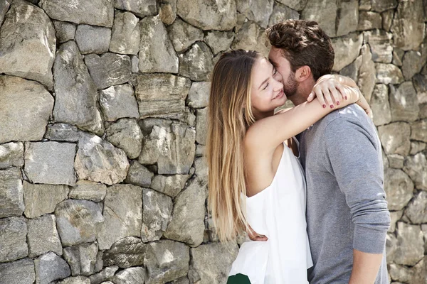 Embracing Young Couple Stone Wall — Stock Photo, Image