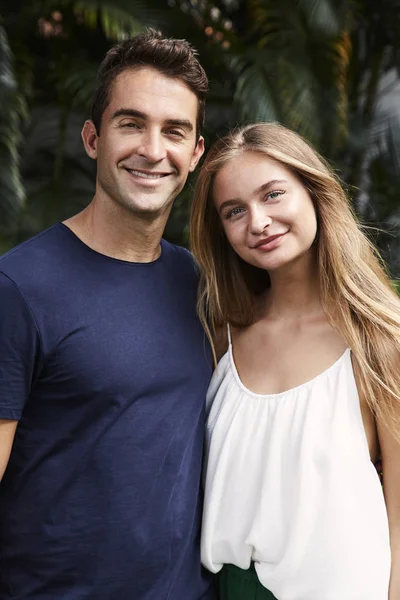 Good Looking Couple Smiling Camera — Stock Photo, Image