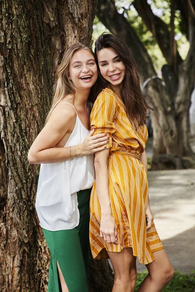 Risas Novias Posando Para Cámara — Foto de Stock