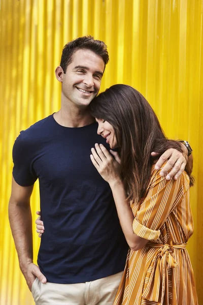 Laughing Couple Yellow Wall — Stock Photo, Image