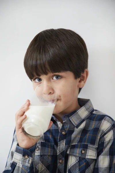 Niño Bebiendo Leche Estudio Retrato —  Fotos de Stock