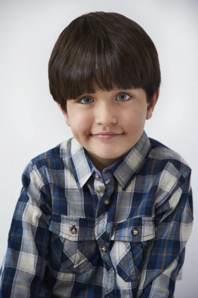 Chłopiec Niebieskim Koszula Kratę Uśmiechając Się — Zdjęcie stockowe