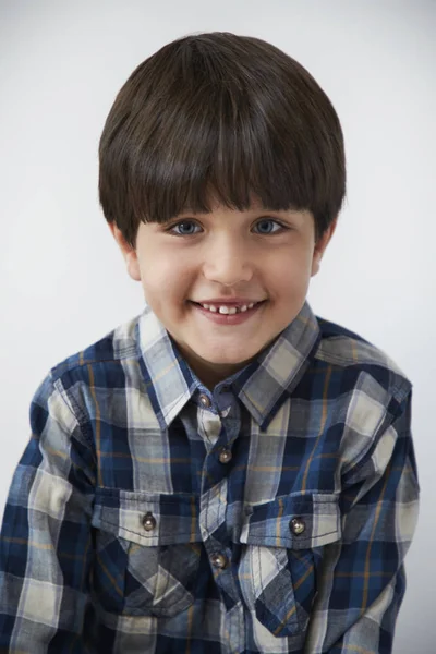 Uśmiechnięty Chłopiec Niebieskim Sprawdzone Koszula Portret — Zdjęcie stockowe