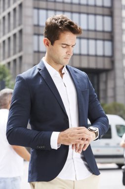 Takım elbise ceketi zaman kontrol şehir adamı