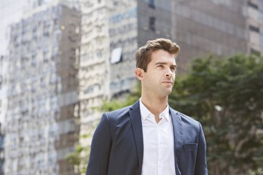 Şehir adamı uzak takım elbise ceket arıyor