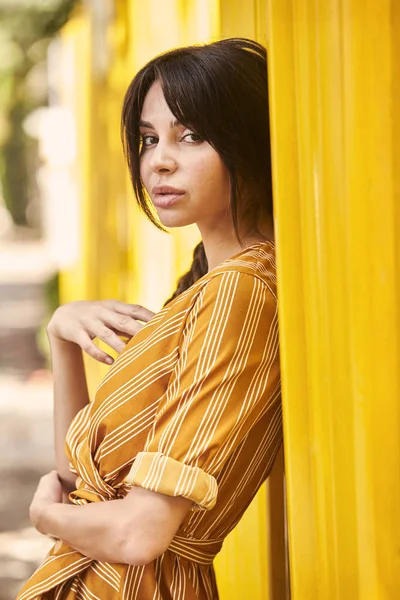 Beleza Morena Laranja Contra Amarelo Retrato — Fotografia de Stock