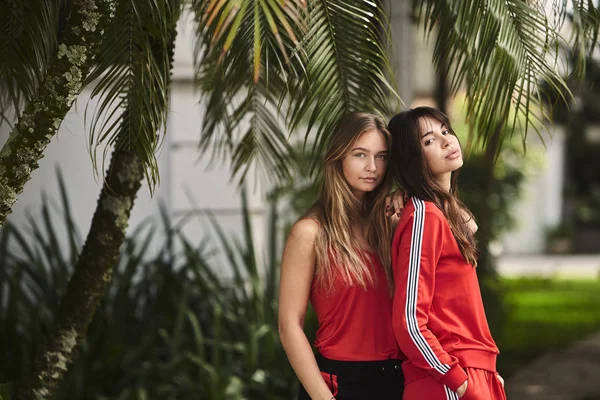 Chicas Ropa Deportiva Roja Posando Ante Cámara — Foto de Stock