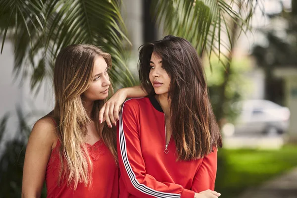 Red Black Fashion Girlfriends Bonding — Stock Photo, Image