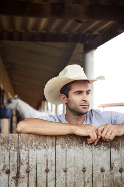 Gut Aussehender Cowboy Schaut Ställen Weg — Stockfoto