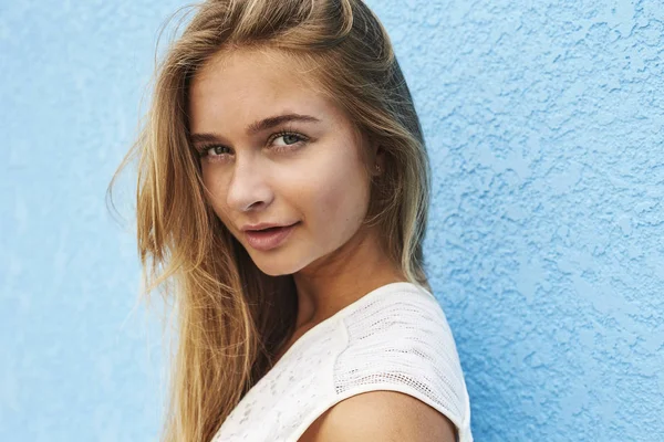 Portret Van Mooi Meisje Voor Blauwe Achtergrond — Stockfoto