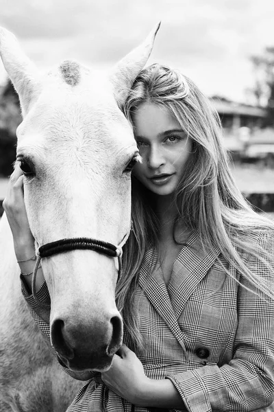 美丽的年轻妇女和马的画像 — 图库照片