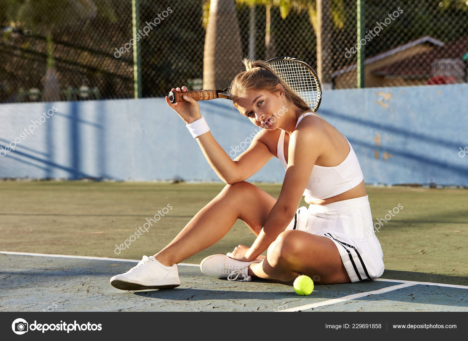 Sexy Chica Tenis Cancha Retrato Foto de stock 229691858 sanneberg