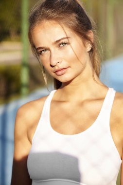 Kameraya bakarak güneşli tenis bebeğim