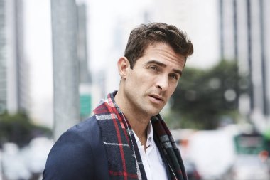 Şehir adamı fularlı ciddi arıyorsunuz