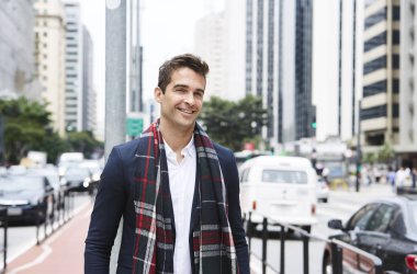 Gülümseyen adam şehirde, eşarp uzağa arıyorsunuz