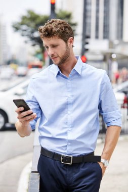 Şehir adam telefon kontrol mavi