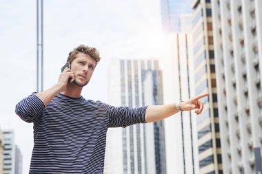Genç şehir adam sinyalizasyon, uzağa arıyorsunuz çağrı