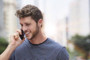 Gülümseyen genç adam bir arama alma