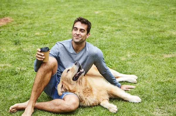 Tipo Guapo Con Perro Parque —  Fotos de Stock