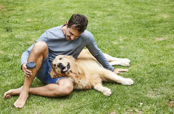 Hund Och Dude Park Avkopplande Tillsammans — Stockfoto