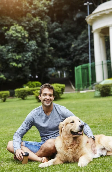 Ragazzo Felice Con Suo Cane Nel Parco Ritratto — Foto Stock