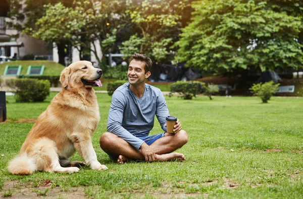 Ragazzo Sorridente Con Cane Compagnia Nel Parco — Foto Stock