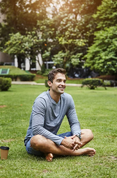 Amico Che Rilassa Nel Parco Distogliendo Sguardo — Foto Stock