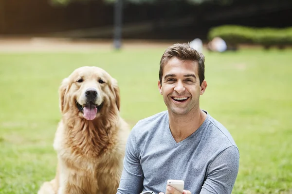 Ragazzo Sorridente Con Cane Parco Ritratto — Foto Stock