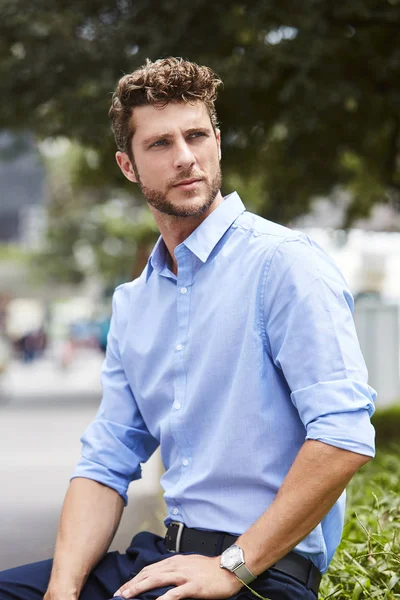Homem Camisa Azul Cidade Olhando Para Longe — Fotografia de Stock
