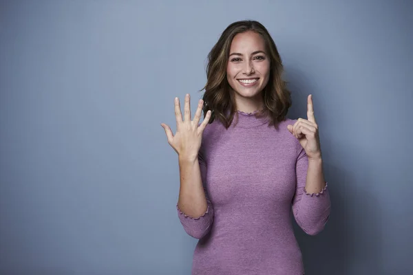 Güzel Kadın Altı Göstermek Için Parmaklarını Kullanarak Stüdyo — Stok fotoğraf