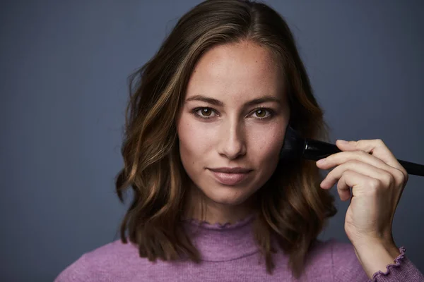 Belle Brune Appliquant Maquillage Portrait — Photo