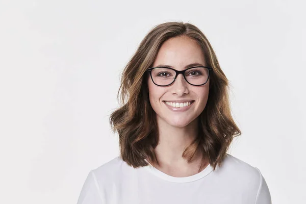 Chica Gafas Camiseta Blanca Sonriente — Foto de Stock