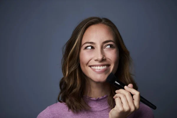 Vackra Bruntte Kvinna Ansöker Gör Upm Leende — Stockfoto