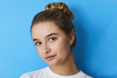 Saç geri bebek mavi bir arka plana dayanır