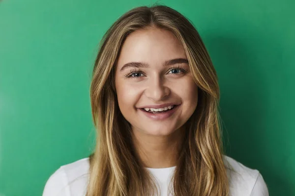 Lächelndes Mädchen Auf Grünem Grund Porträt — Stockfoto