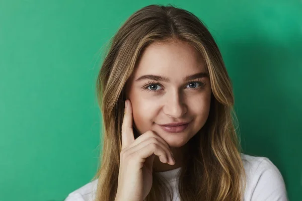 Vacker Flicka Gröna Porträtt — Stockfoto