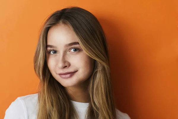 Lächelndes Hübsches Mädchen Vor Orangefarbenem Hintergrund — Stockfoto