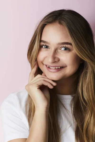 Jong Meisje Glimlachend Tegen Roze Achtergrond — Stockfoto