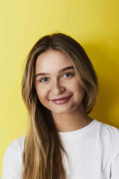 Sorrindo Jovem Mulher Contra Bacvkground Amarelo — Fotografia de Stock