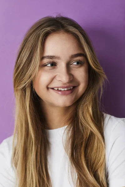 Bela Jovem Mulher Contra Fundo Roxo — Fotografia de Stock