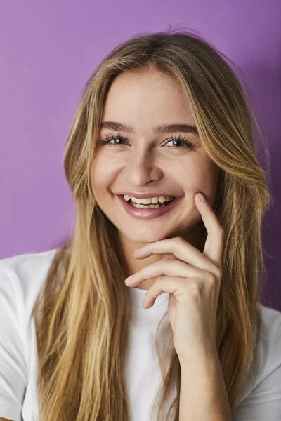 Lächelndes Hübsches Mädchen Vor Violettem Hintergrund — Stockfoto