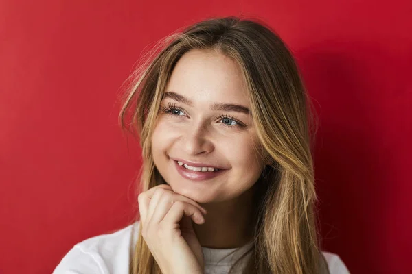 Glückliche Junge Frau Auf Rotem Hintergrund — Stockfoto