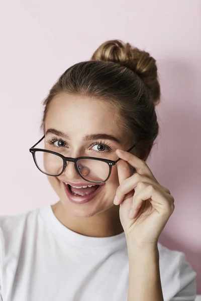 Menina Olhando Sobre Óculos Retrato — Fotografia de Stock