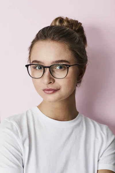 Garganta Gafas Chica Retrato —  Fotos de Stock